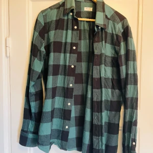 A Day’s March, skjorta stl M - Grönrutig skjorta i 100% egyptisk bomull. Gott skick. Tjock och robust känsla, bra skick. 