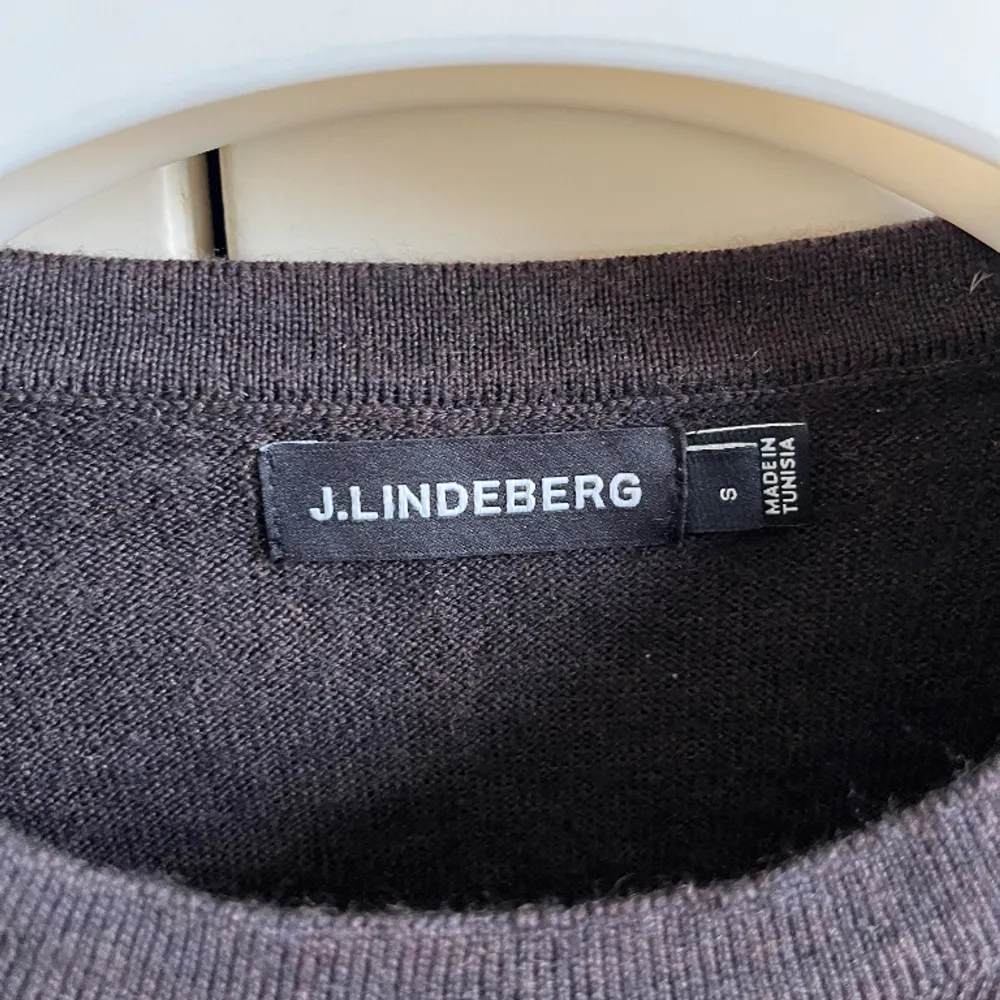 Riktigt skön tröja från j Lindberg som är perfekt nu till våren. Tröjan är inte mycket använd då skicket är topp!. Tröjor & Koftor.