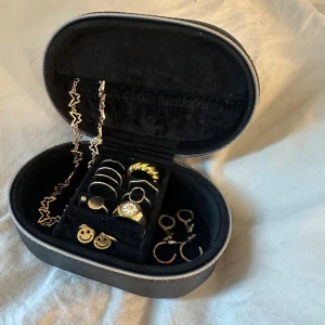 Smyckeskrin och smycken - Fint smyckeskrin med smycken, det är smyckerna på bilderna som ingår. (8 ringar, 3 par örhängen, 1 halsband)