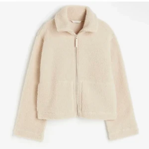 Teddy jacka - Superfin och trendig teddy jacka från hm. Den är i storlek xs men den sitter mer som en m. Perfekt nu till våren! Säljer på grund av att den inte kommer till användning. Skriv för frågor osv