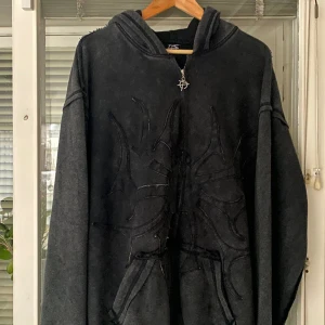 Pholohh zipup  - Mörkgrå zip hoodie från Pholohh, 10/10 cond, inga tecken på användan  normal passform, XL