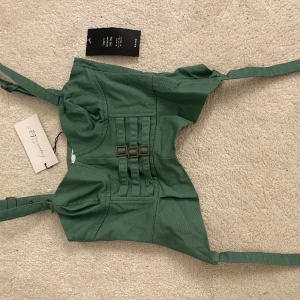 Cool topp - Från Lojsan Wallin/ NAKD. Ingår i ett sett med matchande byxor, skriv till mig om du är intresserad av settet.  Bara topp 99kr Topp och byxor 150kr