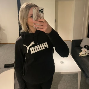 Puma hoodie - Säljer denna puma hoodie pågrund av att den inte kommer till användning. Köpt för 700 säljer för 150💗