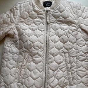 Vår jacka - Snyggt vit vårjacka i storlek S ifrån Lindex, passar bra till både vår och höst.😊Priset går att diskutera vid snabb affär!