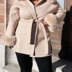 Pälskappa - Beige pälskappa som passar både på hösten och vintern. Med bra kvalite då den inte är använd så mycket. Priset kan diskuteras🤍