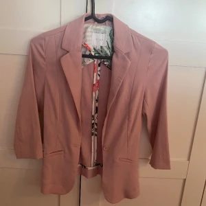 Kavaj med 3/4 ärm - Fin kavaj inför vår/sommar, använd vid ett fåtal tillfällen 