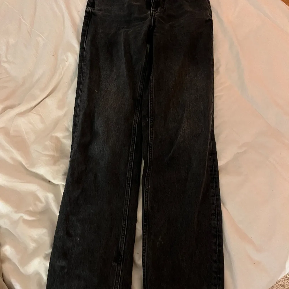 Jättefina Gina Tricot svarta utsvängda jeans . Jeans & Byxor.