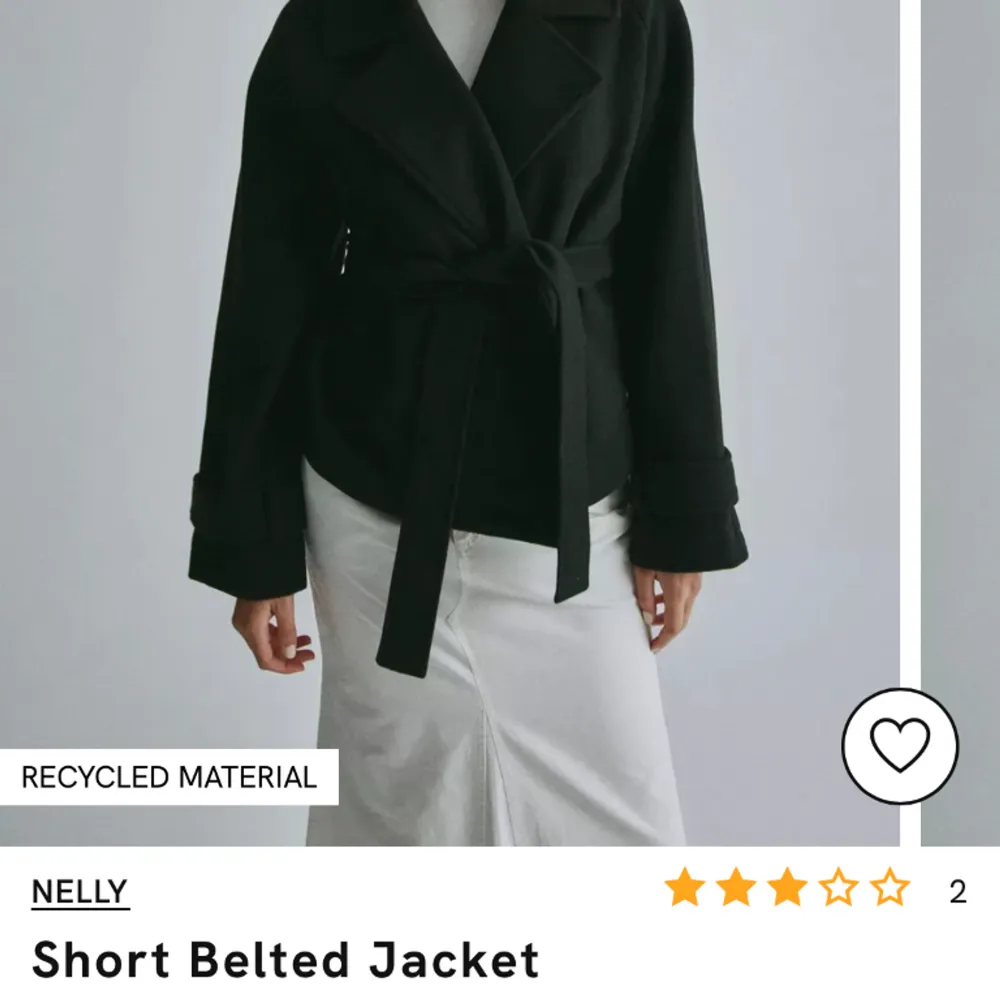 Jag söker sånhär svart kappa som på bilden ifrån vero Moda. Skriv gärna till mig om ni säljer sån eller liknande.💗I storlek XS eller S. Jackor.