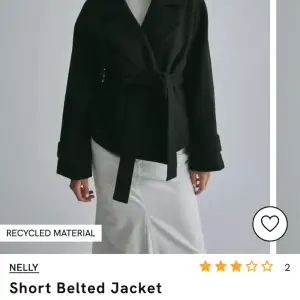 Jag söker sånhär svart kappa som på bilden ifrån vero Moda. Skriv gärna till mig om ni säljer sån eller liknande.💗I storlek XS eller S