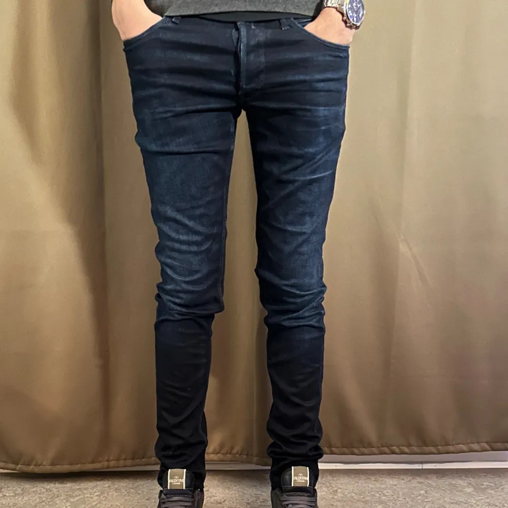 Nu säljer vi dessa snygga Replay jeans. Jeansen är i ett mycket bra skick och är i storleken 32/34. Vid frågor och funderingar är det bara att kontakta oss 👍🏻. Jeans & Byxor.
