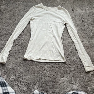 Långärmad vit tröja  - Bra skick och bra kvalitet. Inga fläckar osv. Jättefin på men den är tyvärr för liten för mig 