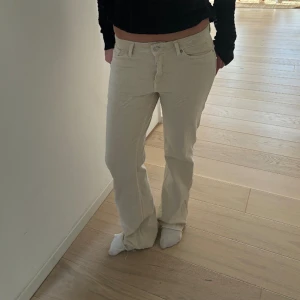 Jeans  - Jeans från Mango i storlek 36, bara använts en gång 🤍🤍