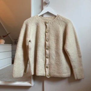 Stickad kofta - Säljer denna sköna koftan med söta knappar💗