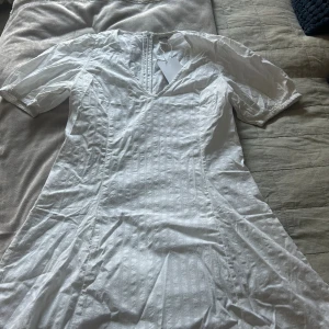 Vit studentklänning - Vit klänning från MONKI i storlek 38🤍 perfekt till studenten eller liknande