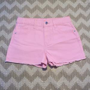 Rosa shorts. Storlek 146 för tjejer. För sommar