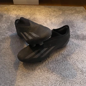 Fotbollskor - Säljer nu mina adidas X Speedportal. Säljer dem eftersom dom inte passar, dem är i väldigt bra skick, dobbarna är inte slitna. Priset kan diskuteras. Kontakta mig om mer info!