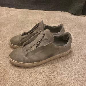 Säljer ett par välanvända arigato skor. Flera defekter men efter en tvätt skulle den kunna bli hyfsat fräscha. Nypris runt 2000kr!