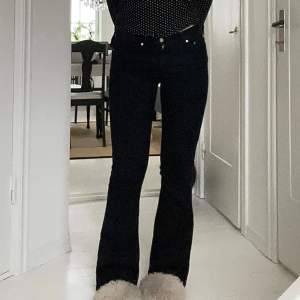 Snygga svarta lågmidajde jeans från Gina Tricot. 💓Använda ett fåtal gånger, kontakta privat för mer bilder. 🤎midja- 35, innerben- 80