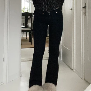 Lågmidjade jeans - Snygga svarta lågmidajde jeans från Gina Tricot. 💓Använda ett fåtal gånger, kontakta privat för mer bilder. 🤎midja- 35, innerben- 80