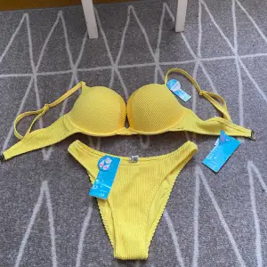 Hej säljer nu min bikini som blivit för stor på mig. Köpte den i somras men hann inte komma till användning. Helt oanvänd och prislappar kvar. Det är en gul färg som får en att se solkysst ut.🌸