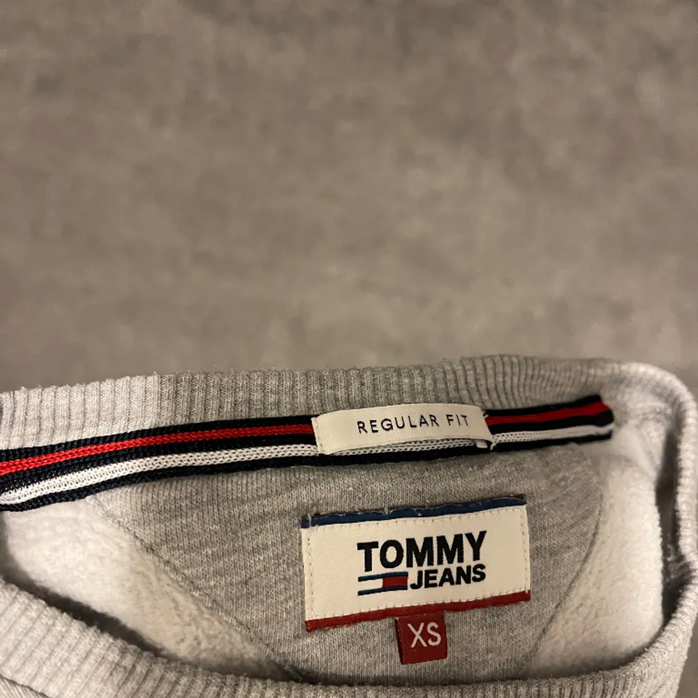 Säljer nu en snygg Tommy Hilfiger tröja i storlek XS, mitt pris 49kr.. Tröjor & Koftor.