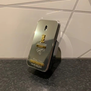 One Million Lucky Edt - Säljer denna parfym med sjukt goda aromer hämtade rakt från himlen. Skapad av Paco Rabanne under namnet One Million Lucky och är en Eau De Toilette på 50ml med cirka 40-45ml kvar. Har aldrig stått i solen.  Tveka inte, hör av er! 