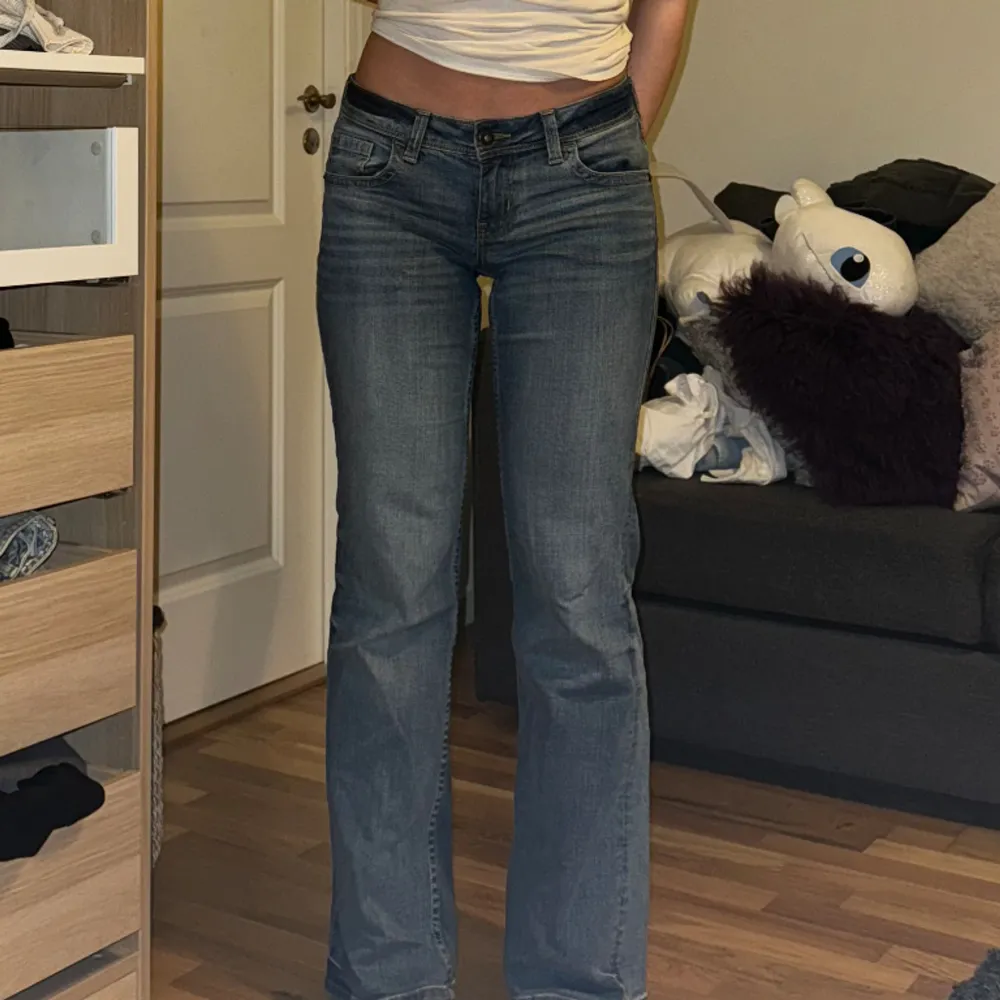 Populära jeansen från HM med fickor bak. Helt slutsålda. Endast använda några fåtal gånger. Passar på mig som är 170cm. Jeans & Byxor.