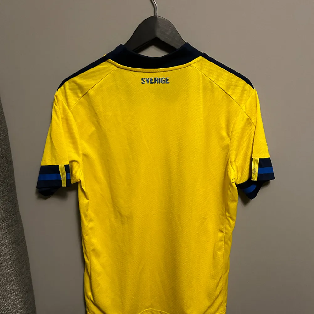 Sverige fotbollströja . T-shirts.