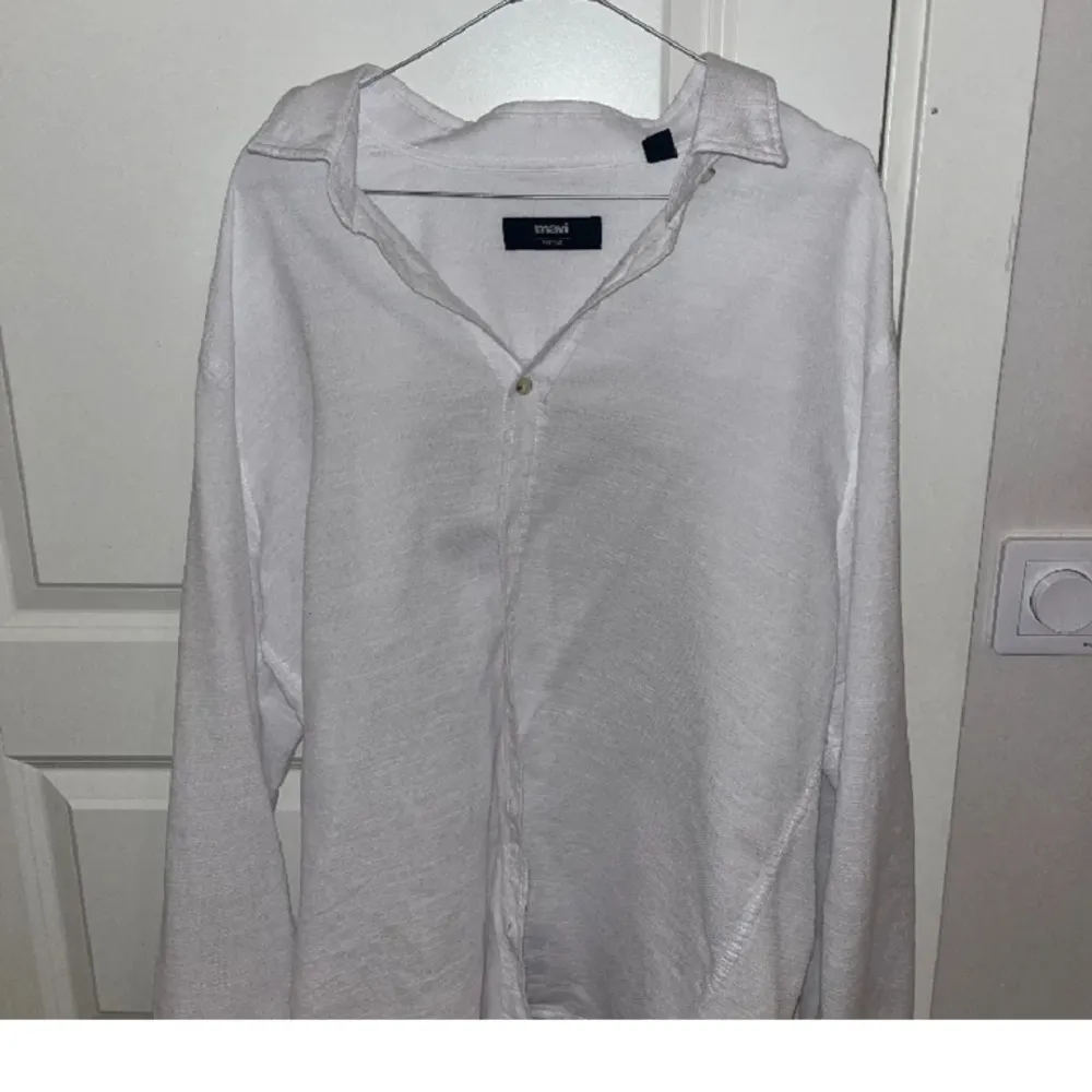 Säljer en vit skjorta från mavi, den säljs för att den inte passar mig längre, den är i bra skick och är knappt använd.. Skjortor.