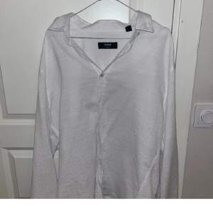 Säljer en vit skjorta från mavi, den säljs för att den inte passar mig längre, den är i bra skick och är knappt använd.