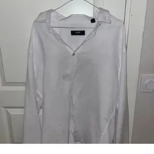 Säljer en vit skjorta från mavi, den säljs för att den inte passar mig längre, den är i bra skick och är knappt använd.