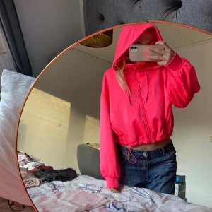 Kofta - Säljer denna sjukt snygga tröja med dragkedja i neon färger. Passar perfekt till tema fest eller bara ha vanligt!💞