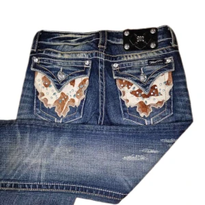 MISS ME JEANS - Miss Me jeans i modellen ”JW4012B8/boot” midjemåttet rakt över är 37cm. Ytterbenet 104cm och innerbenet 84cm. Jeansen är som nya. Kontakta vid intresse!