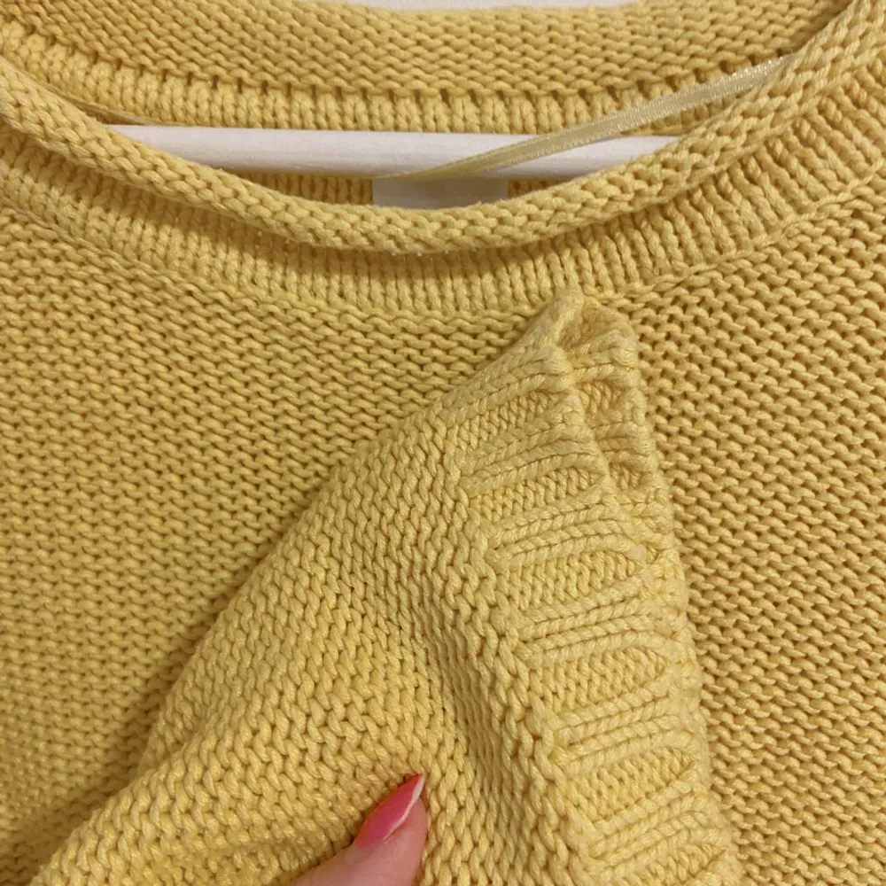 älskar denna oversized gula stickade tröja från monki och har en precis likadan i rosa  💛 så mjuk och fin, och i utmärkt skick! passar jättesnyggt i ett par jeans eller pleated skirt! ✨ SKA FLYTTA UTOMLANDS SÅ ALLT MÅSTE BORT INNAN 17 MARS ✨ . Stickat.