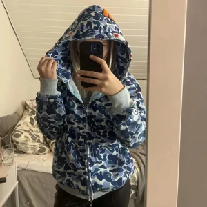 Bape hoodie  - Säljer min bape hoodie i nyskick då den inte kommer till användning längre, skriv om du har frågor! Pris kan diskuteras💕