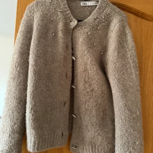 Kofta  - Säljer denna  kofta från Zara som har strass på sig💖 super fin men kommer tyvärr inte till användning. Koftan är som ny och använd bara vid ett tillfälle. Skriv för bättre bilder. Koftan säljs inte längre på zara💞storlek S men passar även XS!