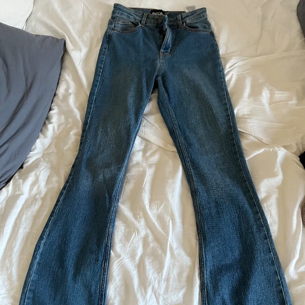 Säljer dessa blåa flare jeans då de är för små, knappt använda💗. Jeans & Byxor.