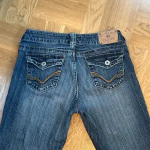 Skit snygga jeans som jag säljer då de är lite för korta på mig som är ca 169!! Midjemått: 42cm, Innerbenslängd: 76cm!!Använd gärna köp nu 💝 