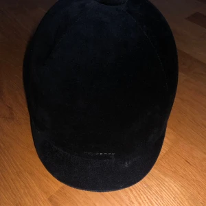 Ridhjälm - Säljer en av de skönaste ridhjälmarna jag har ägt nånsin, säljer den för att den tyvärr inte används längre då jag fick en ny💞har inga skador eller liknande utan är som ny, använd max 30ggr💞