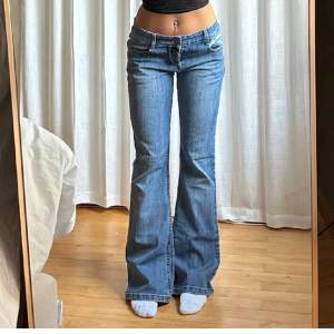 Säljer dessa snygga lågmidjade bootcut jeansen köpta av Julia Storfeldt på plick, bilderna är även hennes❤️. Passade mig som är 170cm. Midja 41 innerbenslängd 81.