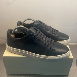 Axel Arigato - Säljer nu ett par riktigt snygga Axel Arigato skor som knappt har används! Skorna är i jättebra skick i en fin marinblå färg! Box och dustbag ingår! Nypris är 2500! Pris går att diskuteras vid snabb affär!😁