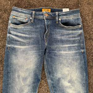 Säljer ett par jeans från jack and Jones i modellen MIKE. Använda fåtal gånger. Köptes för 899.