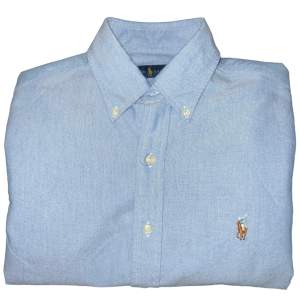 Assnygg Ralph Lauren skjorta i färgen ljusblå, storlek: S passar S, skick: 10/10 nyskick, bara att skriva för fler bilder eller annan info