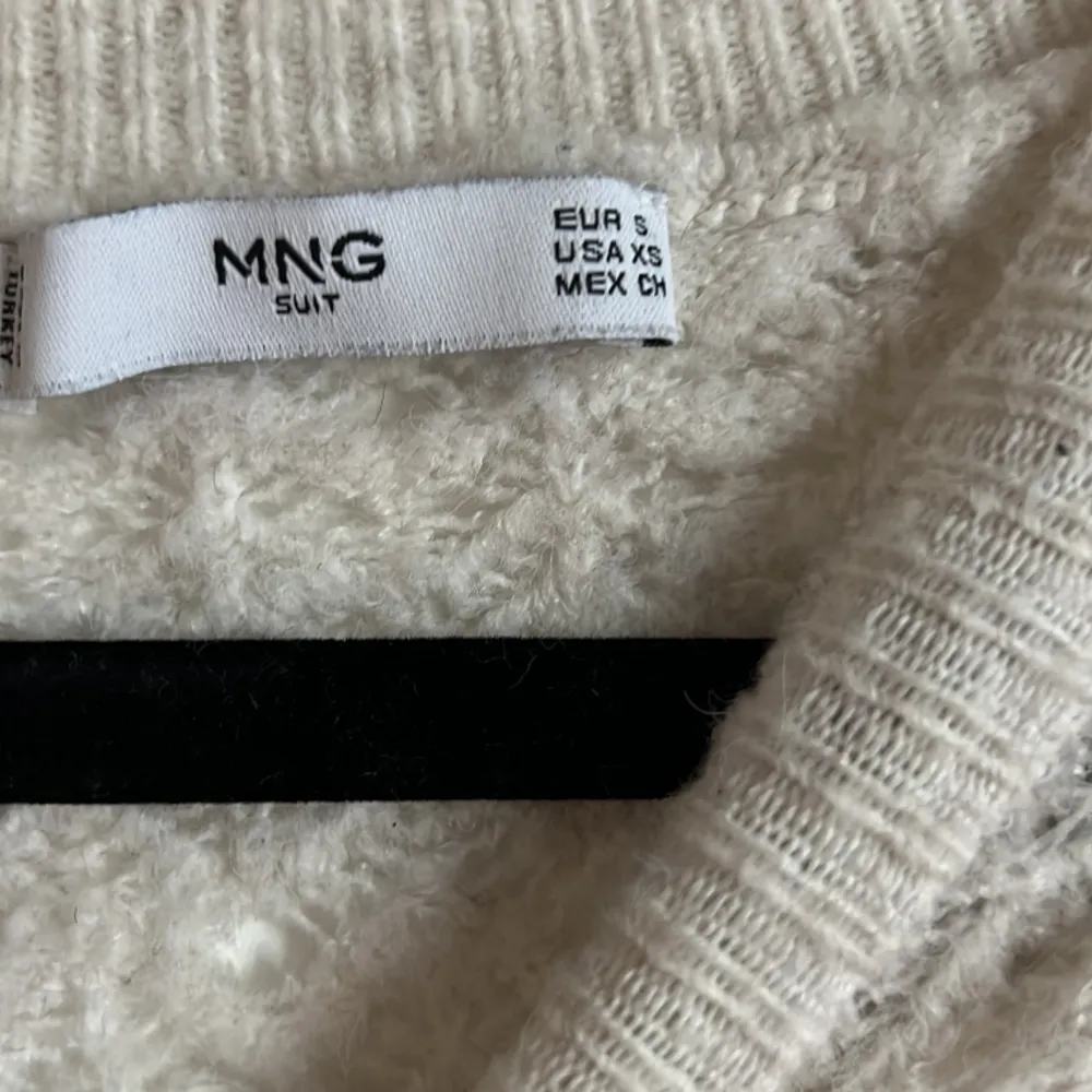 Säljer denna tröja från Mango suit då den inte kommer till användning längre.  Skriv privat för fler bilder. Frakt ingår inte i priset.. Stickat.