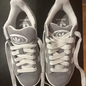 Campus 00s - Gråa campus 00s i storlek 35,5 endast använda en gång så det är i nyskick.💗