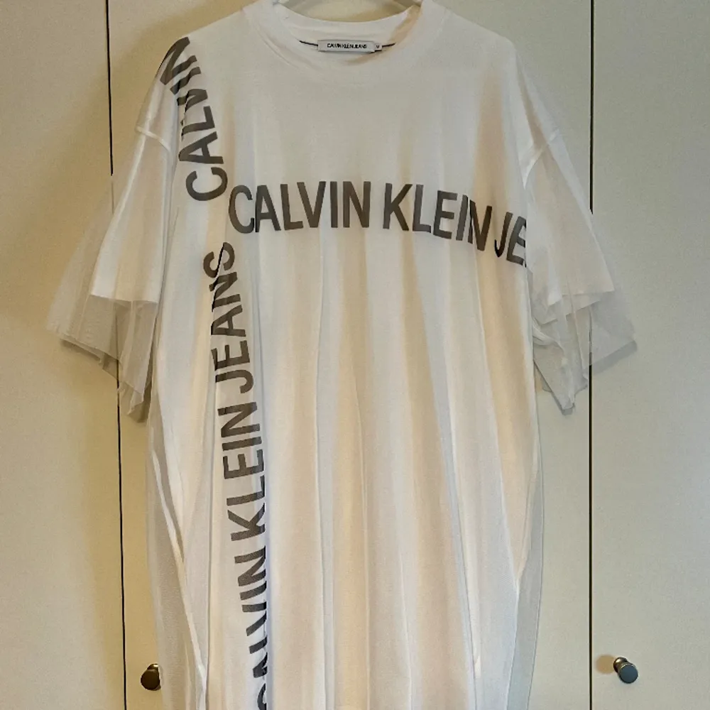 Calvin Klein t-shirt dress i fint skick. Storlek M. Vit med svart text. . Klänningar.