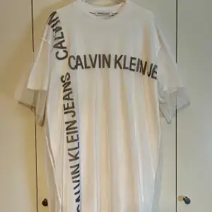 Calvin Klein t-shirt dress i fint skick. Storlek M. Vit med svart text. 
