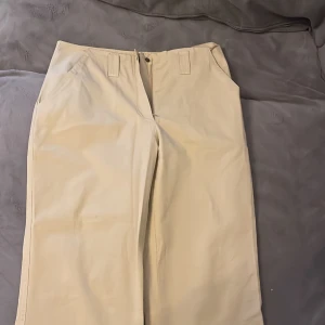 Säljer mina lågmidjade beiga Bootcut då dem inte kommer till användning🩷 - De är i ny skick, bra i längd passar perfekt någon som är 165