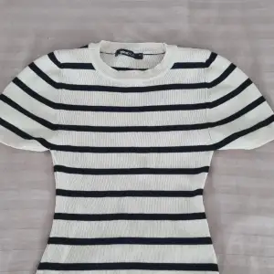 Säljer denna jätte fina tröjan ifrån Gina tricot i storlek xs.💗 Den är helt oanvänd och är i bra skick💕