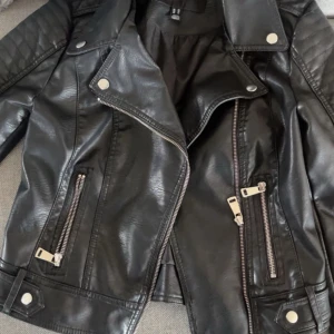 Skinnjacka  - Använd få gånger.  Nypris 699! En perfekt vårjacka, är som ny 🩷
